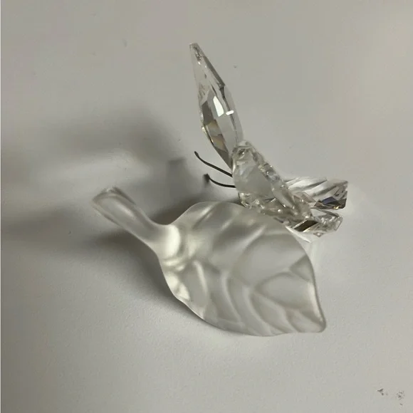 Swarovski Crystal Butterfly on Frosted Leaf Figurine. - Picture 3 of 6